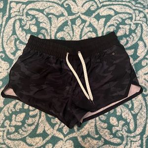 Vuori Clementine Short, black watercolor camo, size medium